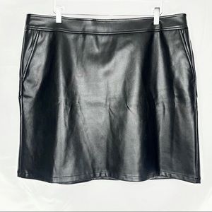Loft Plus | Black Faux Leather Skirt | 16